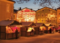 Der stimmungsvolle Adventmarkt am Mondsee lädt zum flanieren ein. 