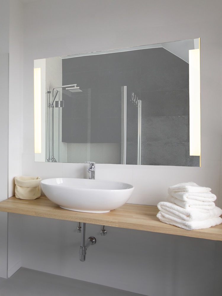 Flächenspiegel Smart-Line mit superdünnem Auftritt und smartem LED-Licht. Bild: Sprinz, Fotolia Flächenspiegel Smart-Line mit superdünnem Auftritt und smartem LED-Licht. Bild: Sprinz, Fotolia