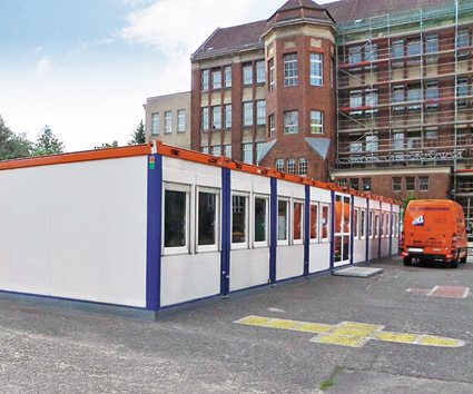 Zahlreiche Container von HKL dienen derzeit Schülern der Trelleborg Schule als Klassenraum. Zahlreiche Container von HKL dienen derzeit Schülern der Trelleborg Schule als Klassenraum.