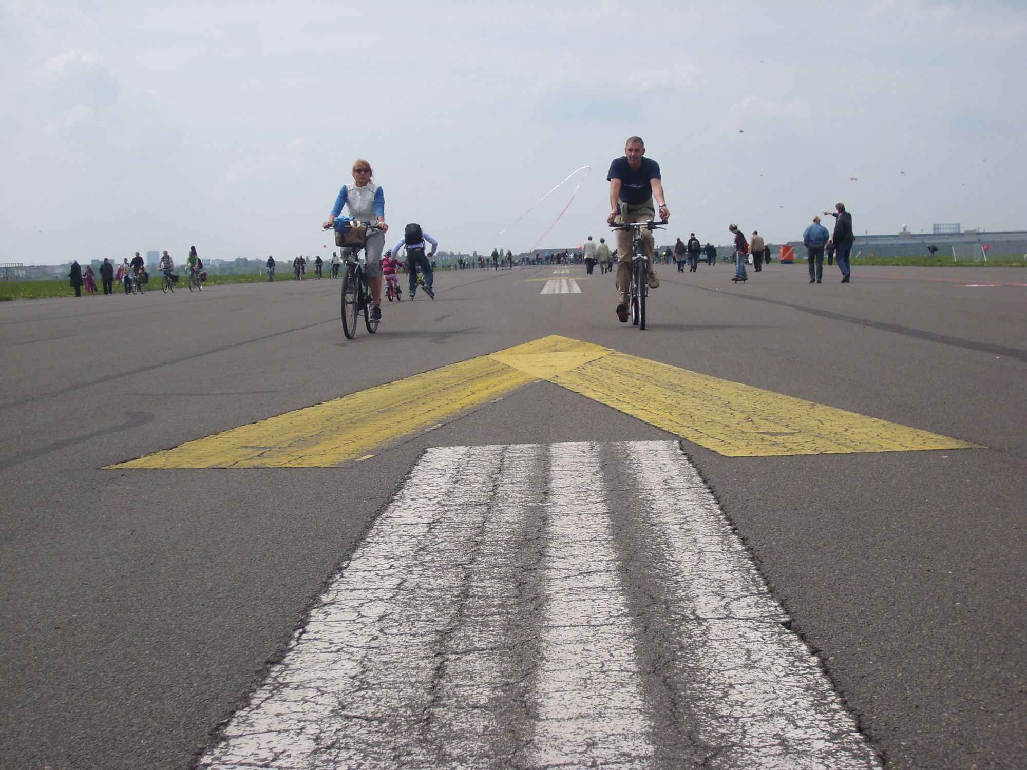 Die Berlin Radtour Neukölln Calling führt auch durch das Gebiet des früheren Flughafens Tempelhof. Die Berlin Radtour Neukölln Calling führt auch durch das Gebiet des früheren Flughafens Tempelhof.