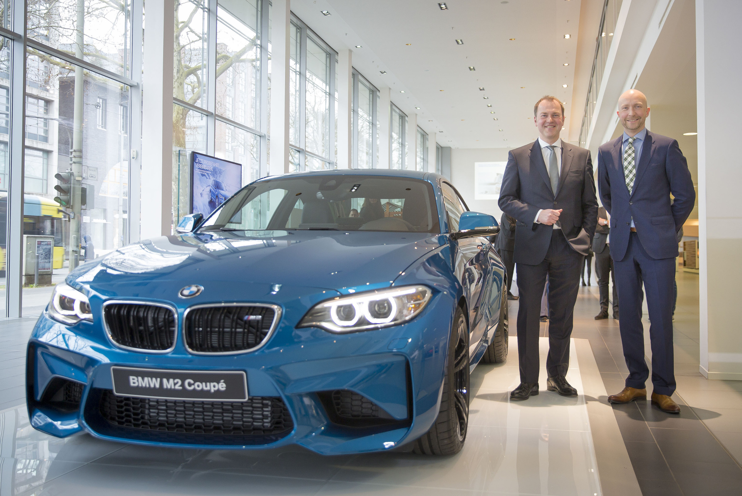 Uwe Holzer und Bernhard Ederer vor dem neuen BMW M2 Coupé. (Bildquelle: Patrick Liste)