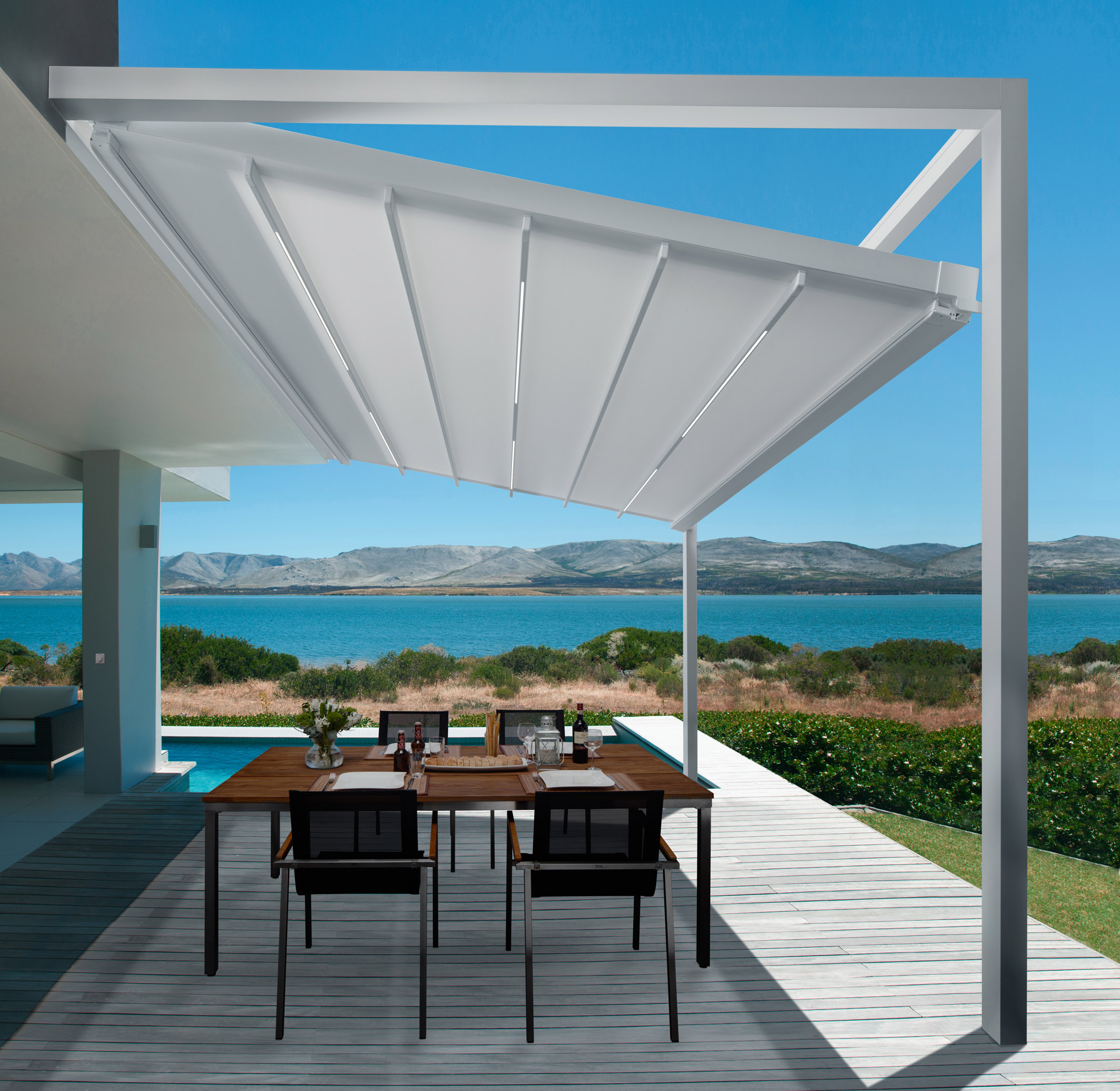 Tolle Optik - PERGOLA SUNRAIN Q gibt es als frei stehende Anlage oder mit Wandmontage. (Bildquelle: 
