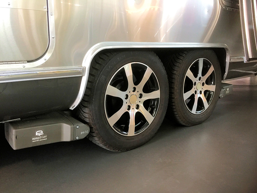 Die Rangierhilfe easydriver pro begleitet in einer speziellen Version jetzt auch Airstream-Caravans. Die Rangierhilfe easydriver pro begleitet in einer speziellen Version jetzt auch Airstream-Caravans.