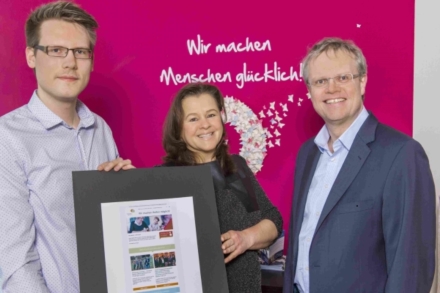 Ansgar Fulland überreicht Janina Krüger und Hendrik Rathmann einen symbolischen Newsletter Ansgar Fulland überreicht Janina Krüger und Hendrik Rathmann einen symbolischen Newsletter