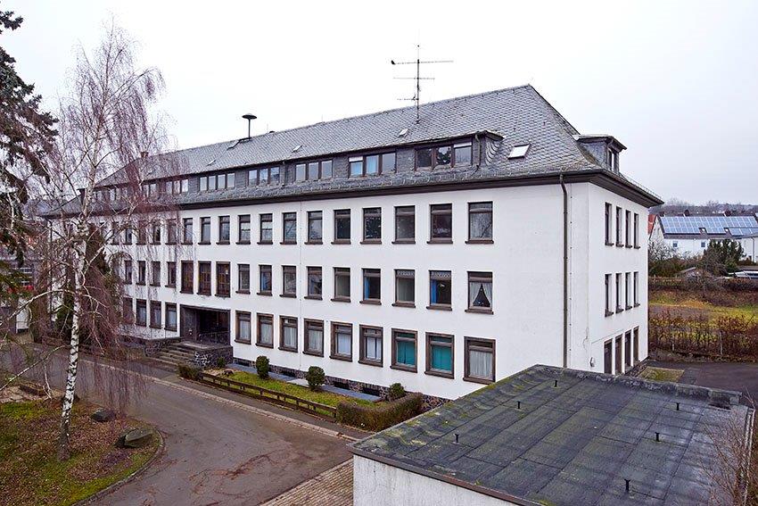Ehemaliges US-Verwaltungsgebäude in Baumholder: Mindesgebot: 30.000 Euro, Zuschlag bei 188.000 Euro. Ehemaliges US-Verwaltungsgebäude in Baumholder: Mindesgebot: 30.000 Euro, Zuschlag bei 188.000 Euro.