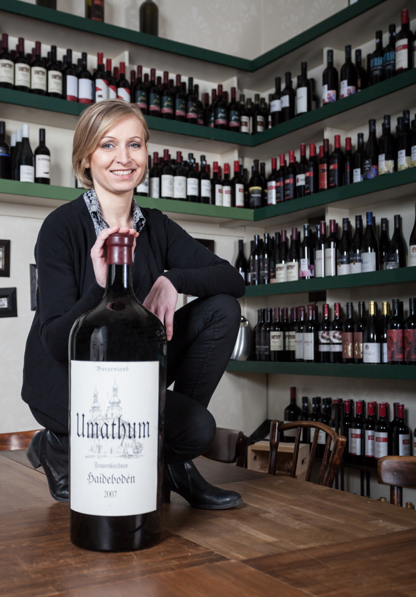 Sommelière und Gastgeberin Renate Dengg stellt ihren Gästen ihre österreichischen Weine vor. Sommelière und Gastgeberin Renate Dengg stellt ihren Gästen ihre österreichischen Weine vor.