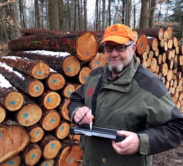 Revierleiter Franz-Xaver Bayer mit Toughpad im Ausseneinsatz