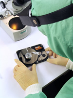 KUERT Labortechniker / (c) Kuert Datenrettung Deutschland GmbH KUERT Labortechniker / (c) Kuert Datenrettung Deutschland GmbH