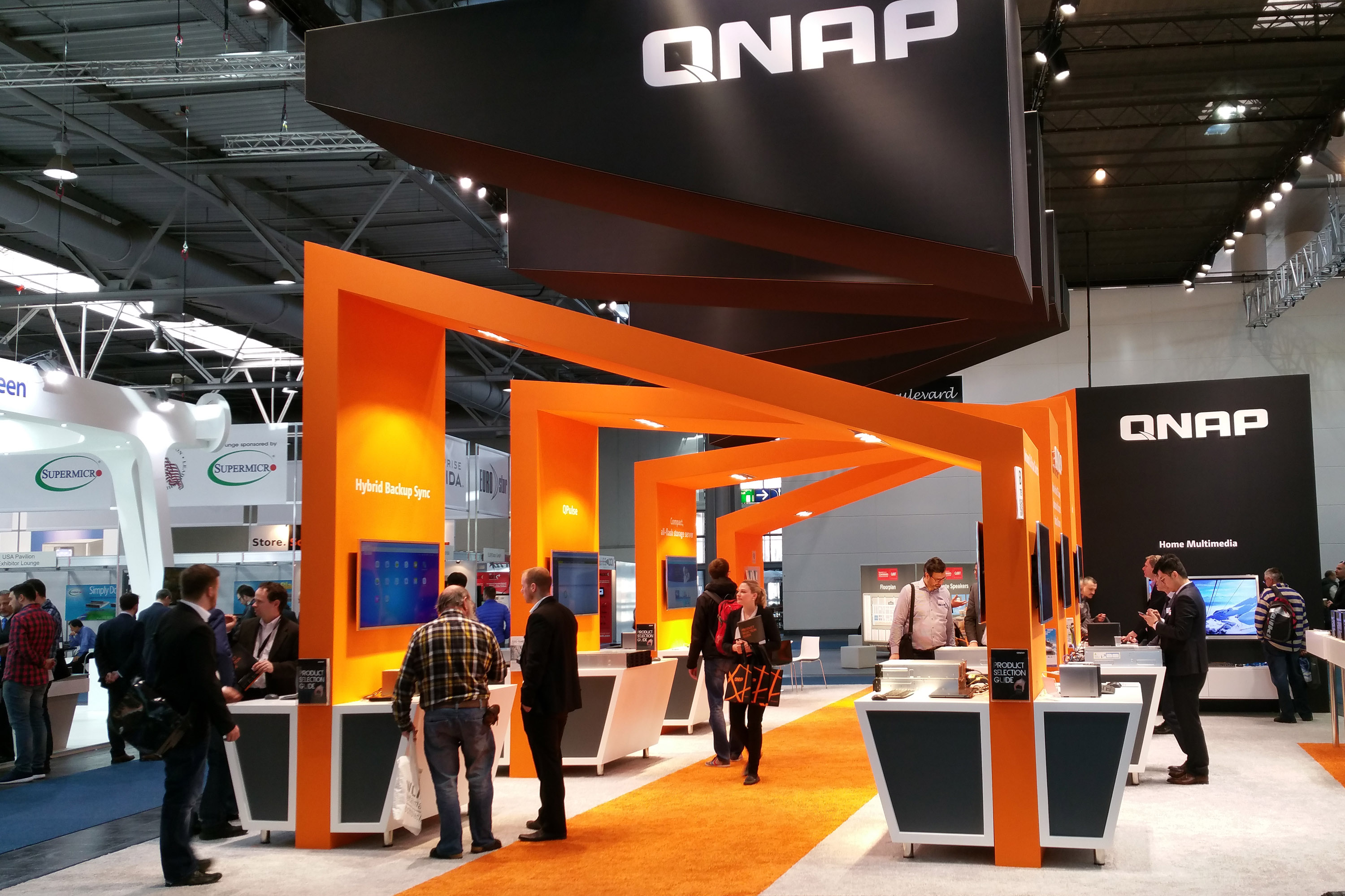 QNAP zeigt Software-News: Virtuelle JBOD und App zur zentralen oder Fern-Verwaltung von Daten (Bildq