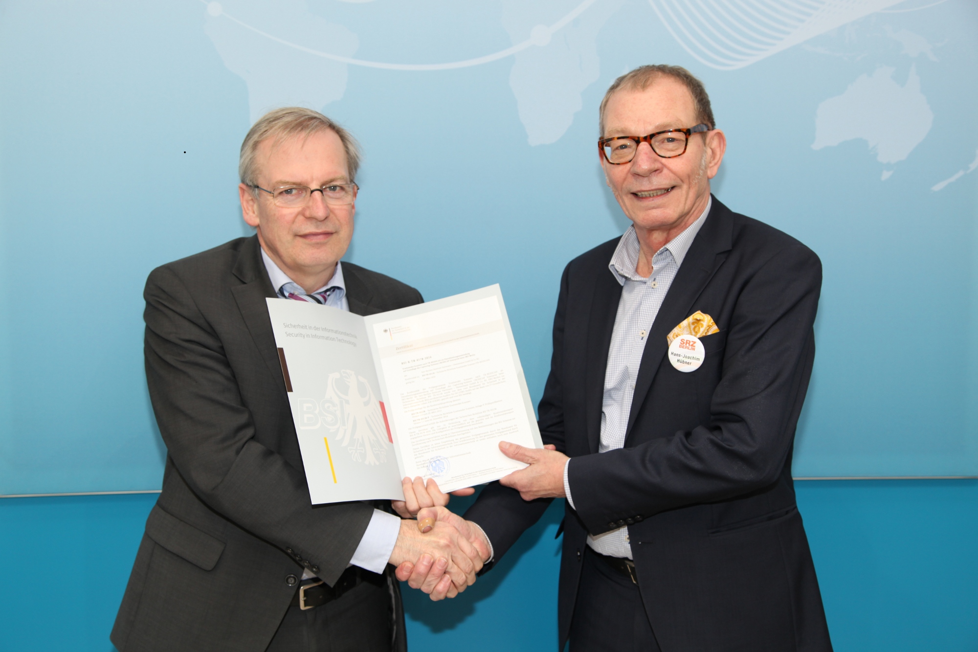 Bernd Kowalski vom BSI (links) und Hans-Joachim Hübner vom SRZ (rechts) während der Urkundenübergabe Bernd Kowalski vom BSI (links) und Hans-Joachim Hübner vom SRZ (rechts) während der Urkundenübergabe