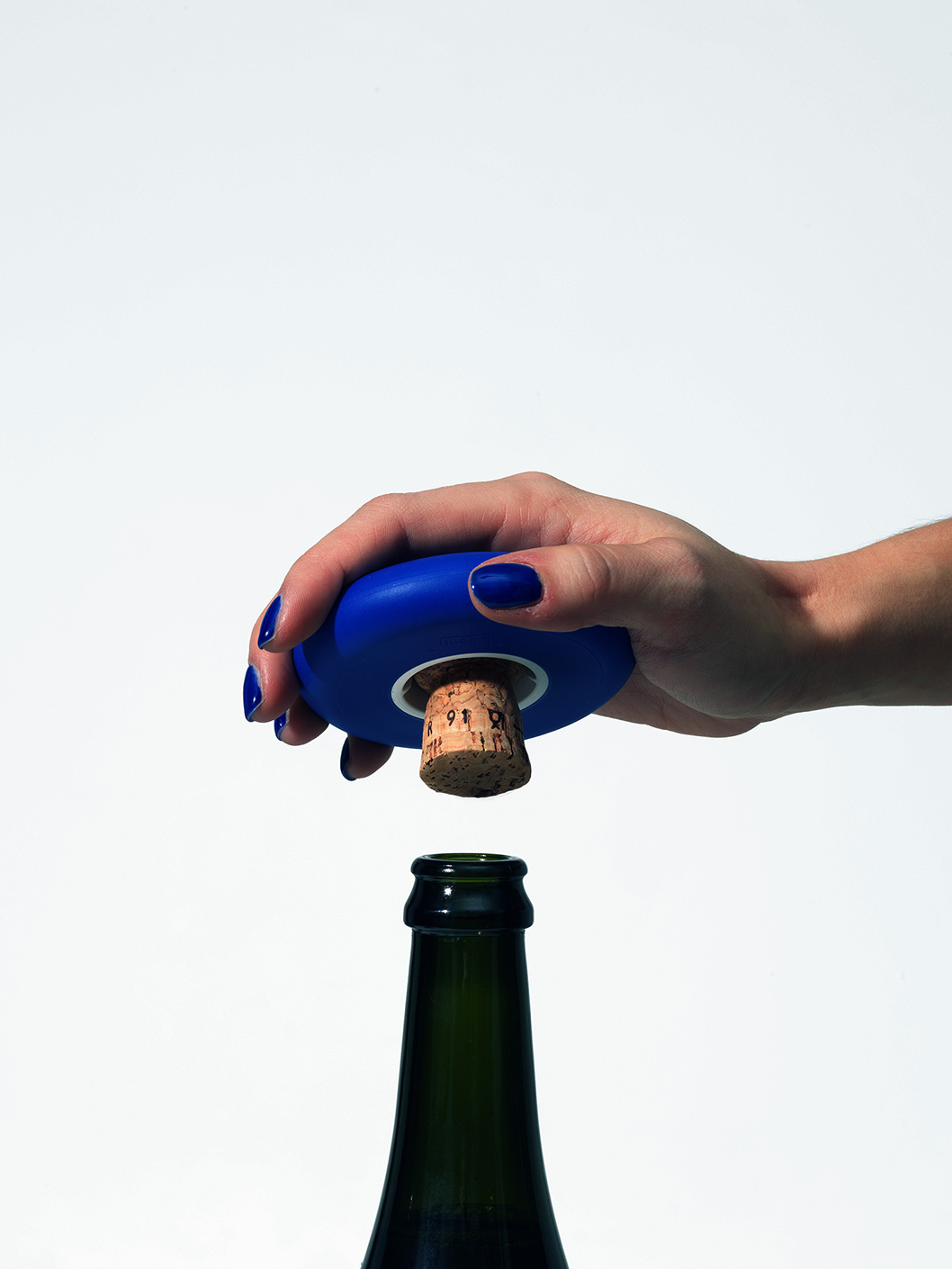Mit Hoopla lassen sich Champagnerflaschen ganz souverän, sekundenschnell und sicheröffnen. Mit Hoopla lassen sich Champagnerflaschen ganz souverän, sekundenschnell und sicheröffnen.