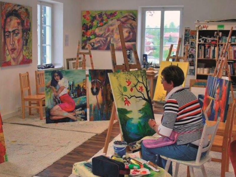Beim Internationalen Künstlertreffen malen die Teilnehmer in Ateliers wie im Freien. (Bildquelle: Gü Beim Internationalen Künstlertreffen malen die Teilnehmer in Ateliers wie im Freien. (Bildquelle: Gü