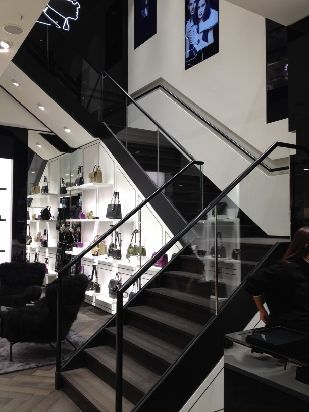 Design in 28 Stufen - Filigrane Stahltreppe als verbindendes Element mit gestalterischer Funktion. Design in 28 Stufen - Filigrane Stahltreppe als verbindendes Element mit gestalterischer Funktion.