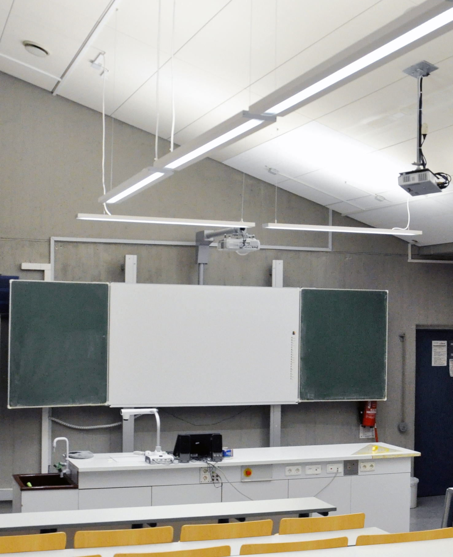 Chemiesaal mit LED Raumlicht und Beleuchtung Wandtafel, ausgeführt mit PIL Pendelleuchten von AS LED Chemiesaal mit LED Raumlicht und Beleuchtung Wandtafel, ausgeführt mit PIL Pendelleuchten von AS LED