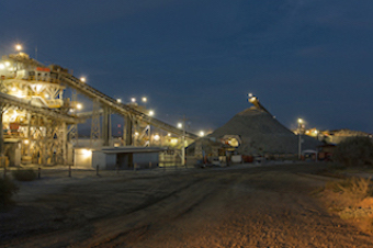 San Francisco Mine Timmins Gold bei Nacht San Francisco Mine Timmins Gold bei Nacht