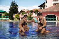 Familienspass im Aussenpool