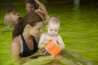 Mutter mit Kind im Innenpool Mutter mit Kind im Innenpool