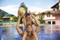 Spielen im Aussenpool