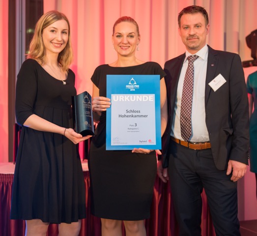 Martin Kirsch freut sich mit seinem Teamüber den 3. Platz für dasTagungszentrum Schloss Hohenkammer Martin Kirsch freut sich mit seinem Teamüber den 3. Platz für dasTagungszentrum Schloss Hohenkammer