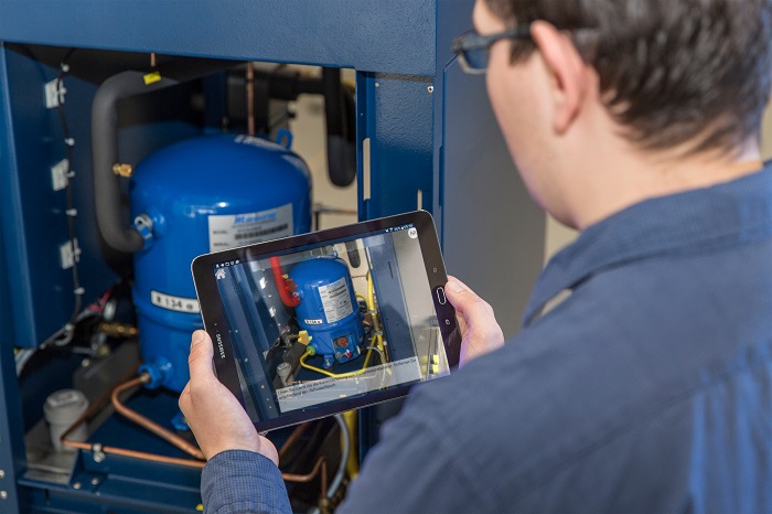 Wichtige Infos werden über dem Kamerabild im Tablet eingeblendet. Fraunhofer IGD stellt eine Social Wichtige Infos werden über dem Kamerabild im Tablet eingeblendet. Fraunhofer IGD stellt eine Social