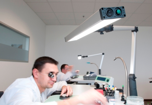 Die dimmbare Arbeitsplatzleuchte UNILED II liefert ein sehr homogenes Licht. (Bildquelle: @LED2WORK Die dimmbare Arbeitsplatzleuchte UNILED II liefert ein sehr homogenes Licht. (Bildquelle: @LED2WORK