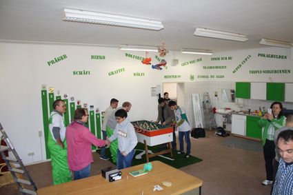Der Kunstrasen bietet optimalen Stand beim Kicker spielen Der Kunstrasen bietet optimalen Stand beim Kicker spielen