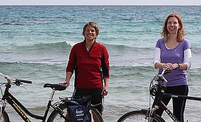 Radreisende am Meer