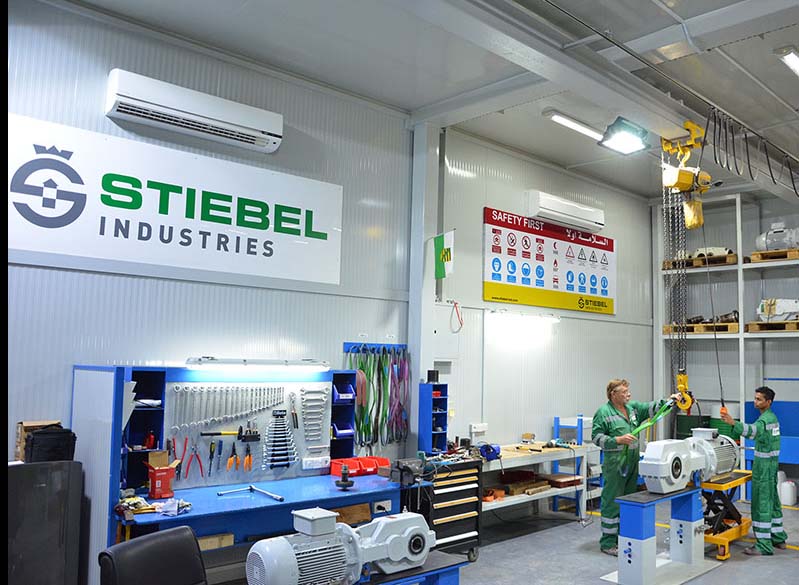 Stiebel-Mitarbeiter sichern in Nahost Montage und Service von Getrieben für den Schüttgutbereich. (B Stiebel-Mitarbeiter sichern in Nahost Montage und Service von Getrieben für den Schüttgutbereich. (B