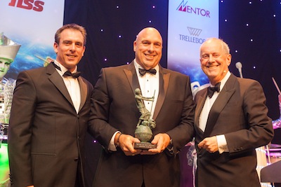 Steve Stewart, Director European Branch Operations (Mitte), mit dem FLTA Award für den Crown SC 6000