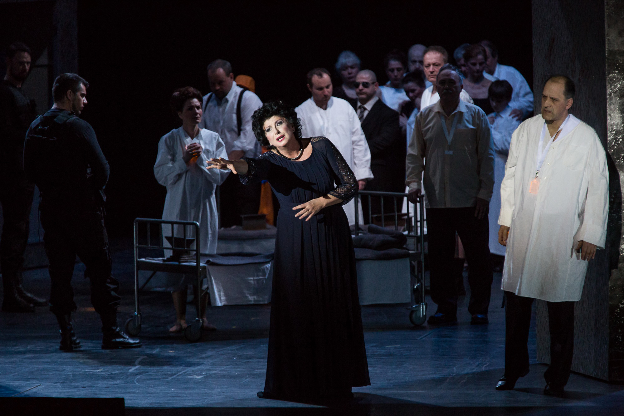 Ildikó Komlósi, Magierin des perfekten Verdi-Zaubers bei der Budapester TROVATORE-Premiere (Attila N Ildikó Komlósi, Magierin des perfekten Verdi-Zaubers bei der Budapester TROVATORE-Premiere (Attila N