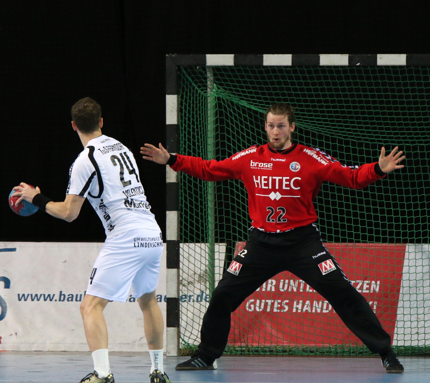 (Foto: hl-studios, Erlangen) HC Erlangen?Mario Huhnstock mit phantastischen Paraden gegen Ferndorf