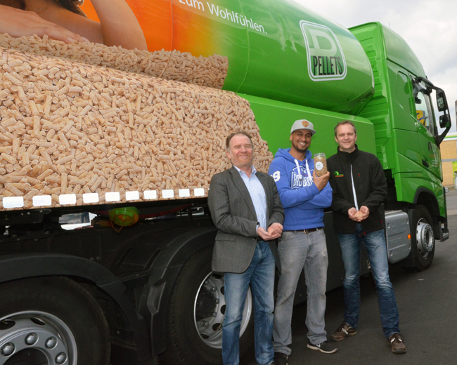Jean-Pierre Kraemer (Mitte) steht auf Holzpellets. Jean-Pierre Kraemer (Mitte) steht auf Holzpellets.