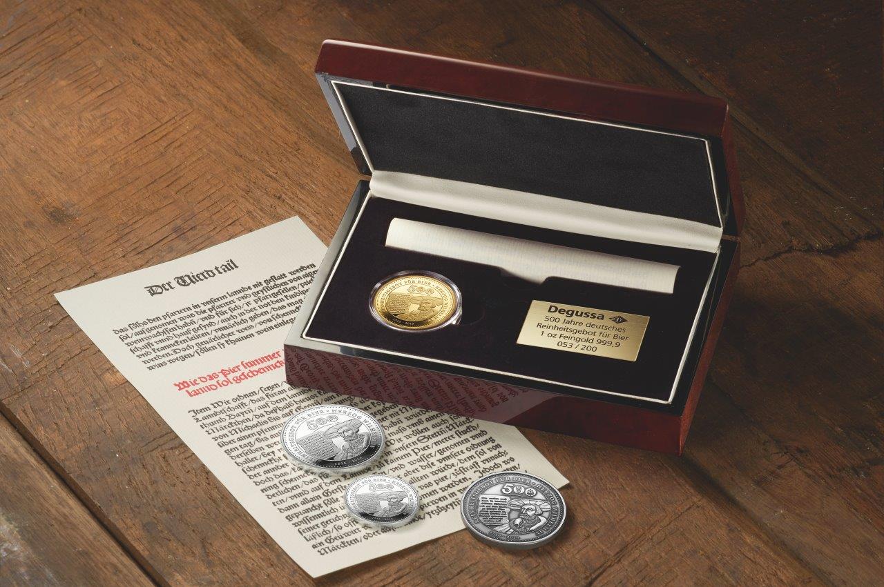 Degussa Gold- und Silber-Thaler 500 Jahre Reinheitsgebot mit Etui und Urkunde (Bildquelle: Degussa G Degussa Gold- und Silber-Thaler 500 Jahre Reinheitsgebot mit Etui und Urkunde (Bildquelle: Degussa G