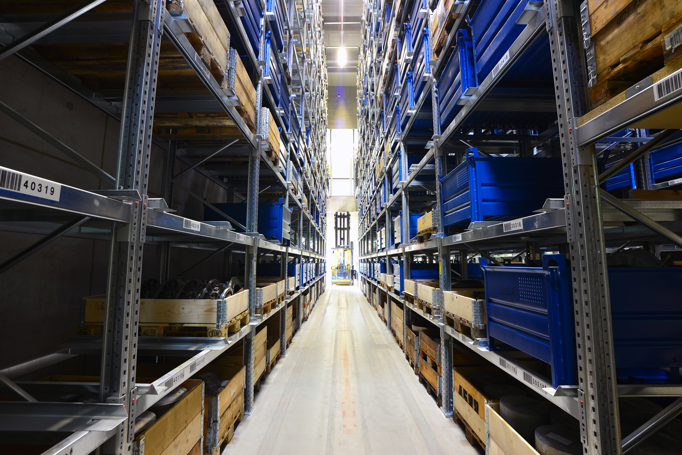 Die neue Hochregallager Leuchte HRL von AS LED Lighting ist für Lichtpunkthöhen von bis zu 50 m ausg