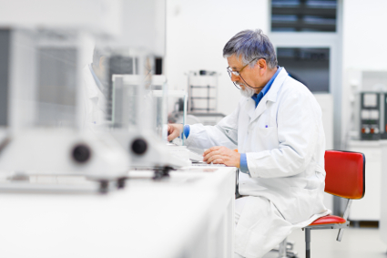 Im Testlabor wird überprüft, ob technische PEF- und FEF-Dämmstoffe die relevanten bauphysikalischen Im Testlabor wird überprüft, ob technische PEF- und FEF-Dämmstoffe die relevanten bauphysikalischen