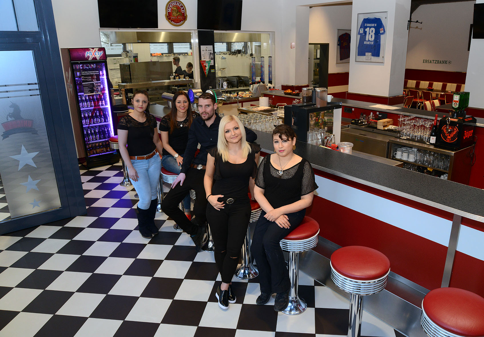 Betriebsleiter und Service-Team der?Unicorn Sports Bar?(Foto: Rüdiger Buchholz) (Bildquelle: Stadtve Betriebsleiter und Service-Team der?Unicorn Sports Bar?(Foto: Rüdiger Buchholz) (Bildquelle: Stadtve