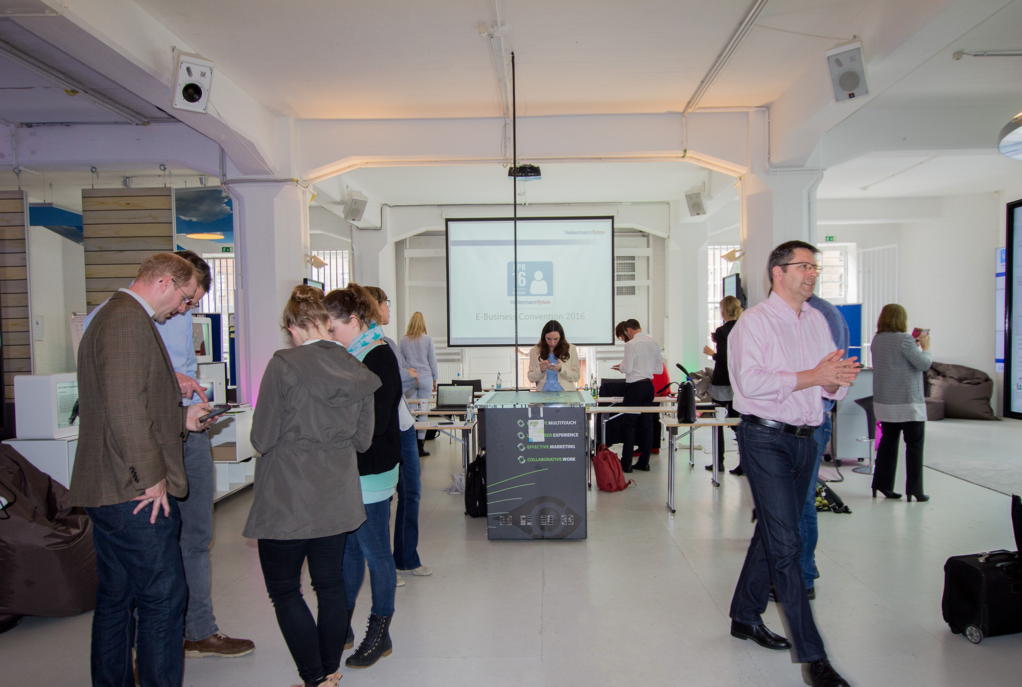 Im Digital Signage Innovation Center wurden HellermannTyton-Mitarbeiter aus 12 Ländern begrüßt.