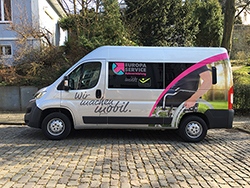 Ein behindertengerechtes Fahrzeug aus dem Bestand von „EUROPA SERVICE miets KADOMO“