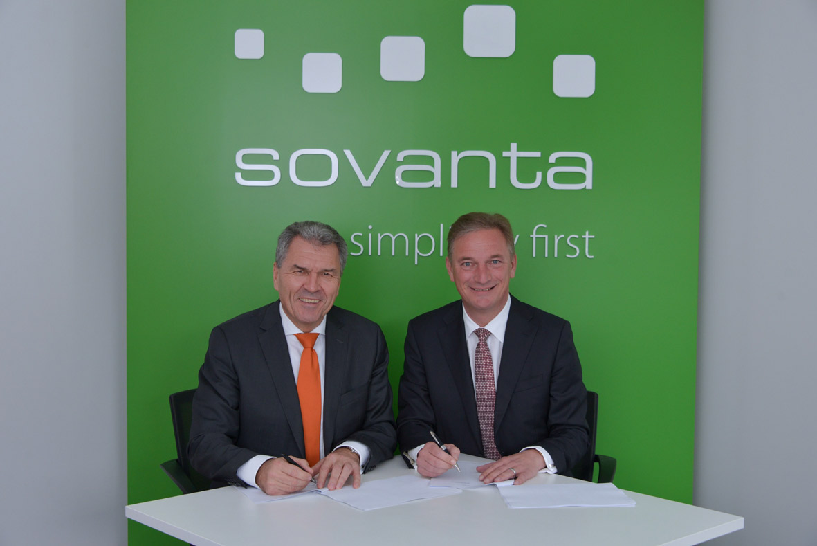 (v.l.): Claus E. Heinrich und Matthias Brückmann bei der Vertragsunterzeichnung (Bildquelle: sovanta