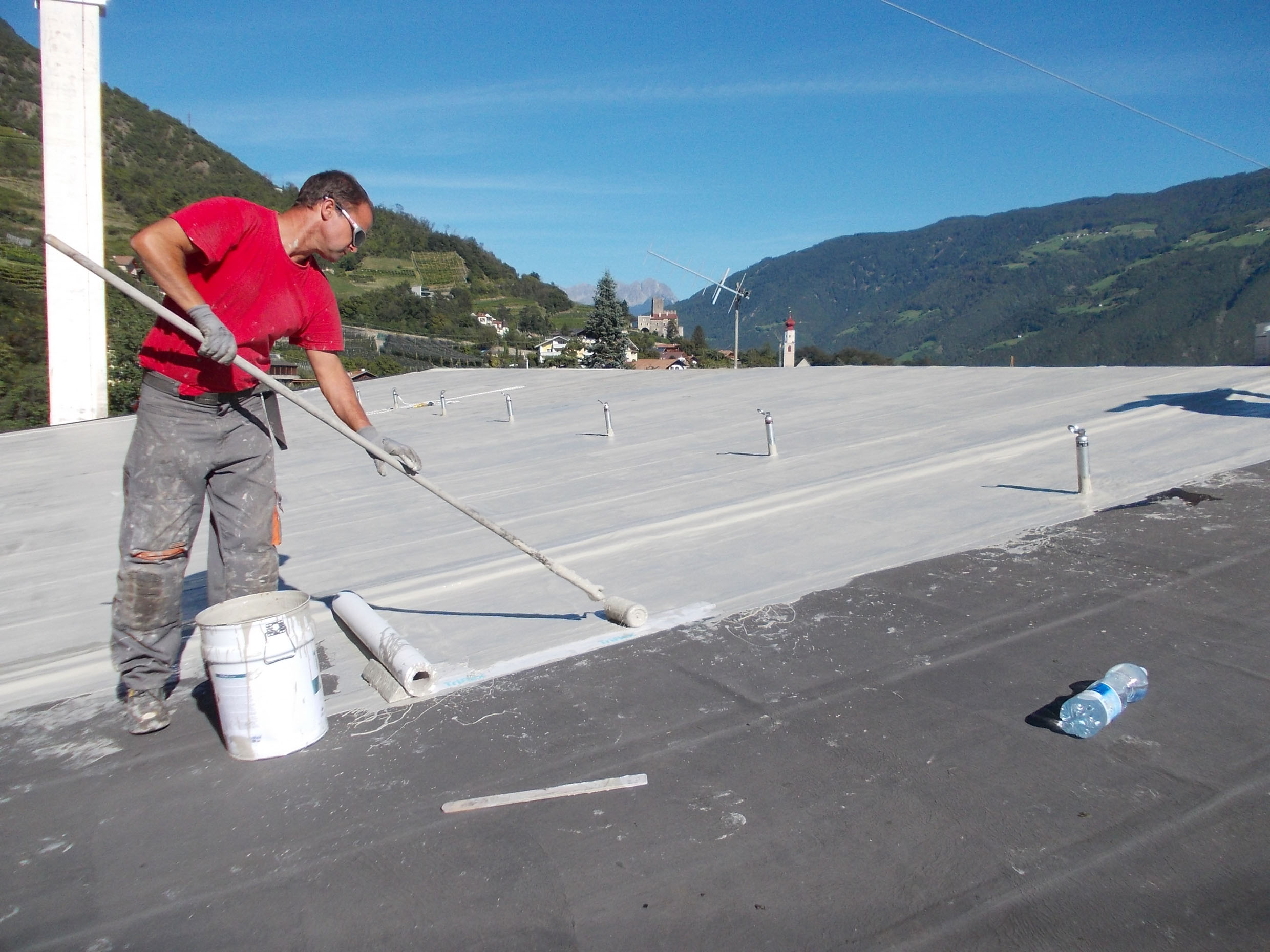 Fachverarbeiter haben das Dach des Wasserkraftwerks Naturns mit Triflex abgedichtet. Fachverarbeiter haben das Dach des Wasserkraftwerks Naturns mit Triflex abgedichtet.