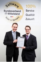 Dr. Oliver Grün (l.) vom Bundesverband IT-Mittelstand überreicht das Zertifikat an Sebastian Tornier