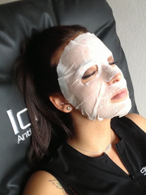 Ice Mask: Die Power-Kur für gestresste Haut wirkt auch über dem Make-up. Foto: über dambiro