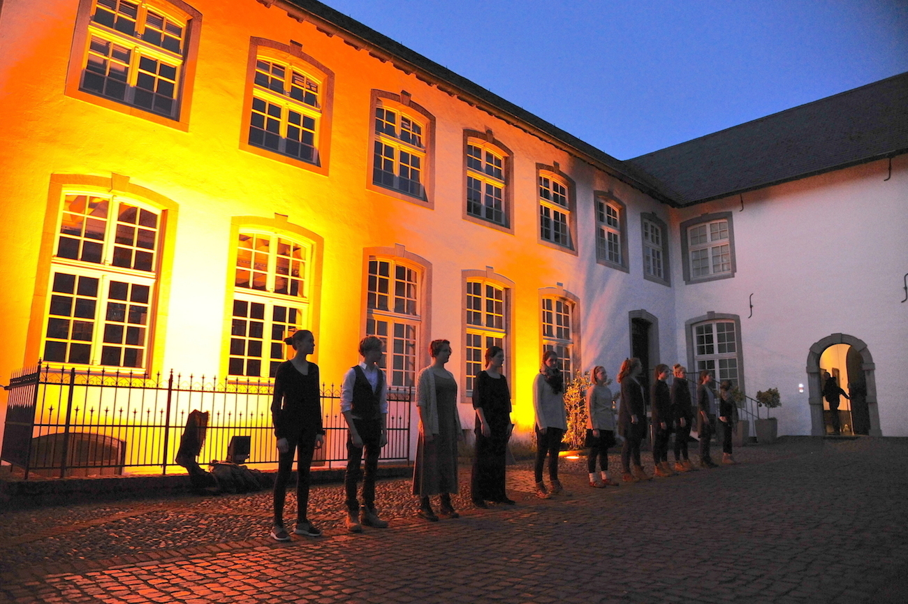12 jugendliche Teilnehmer vor der Dorenburg, Grefrath. Foto: Norbert Hegger 12 jugendliche Teilnehmer vor der Dorenburg, Grefrath. Foto: Norbert Hegger