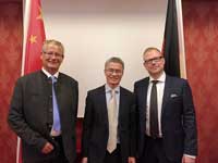 vlnr: Walter Häcki, Referent; Liaofan Lou, Generalkonsulat China; Matthias Zurfluh, Referent vlnr: Walter Häcki, Referent; Liaofan Lou, Generalkonsulat China; Matthias Zurfluh, Referent