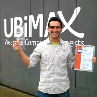 Ubimax Head of Marketing Leonid Poliakov hält stolz den Innovationspreis-IT 2016 in den HaM