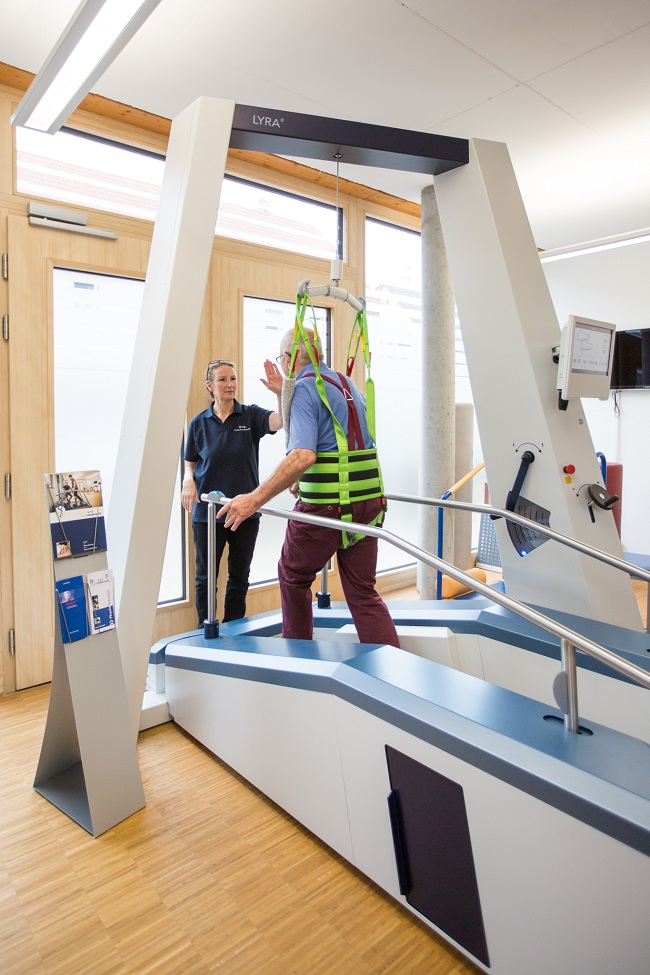 Der Endeffektor Gangtrainer LYRA ist bei HSH Lamprecht ein wichtiger Therapie-Bestandteil. Der Endeffektor Gangtrainer LYRA ist bei HSH Lamprecht ein wichtiger Therapie-Bestandteil.