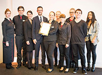 Elouan Pêcheur mit Sanja Pisacic und Azubis aus dem Parkhotel Stuttgart Messe-Airport