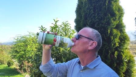 Geschäftsführer Walter Dorfleitner trinkt den Biodünger Organik Aktiv®. Geschäftsführer Walter Dorfleitner trinkt den Biodünger Organik Aktiv®.