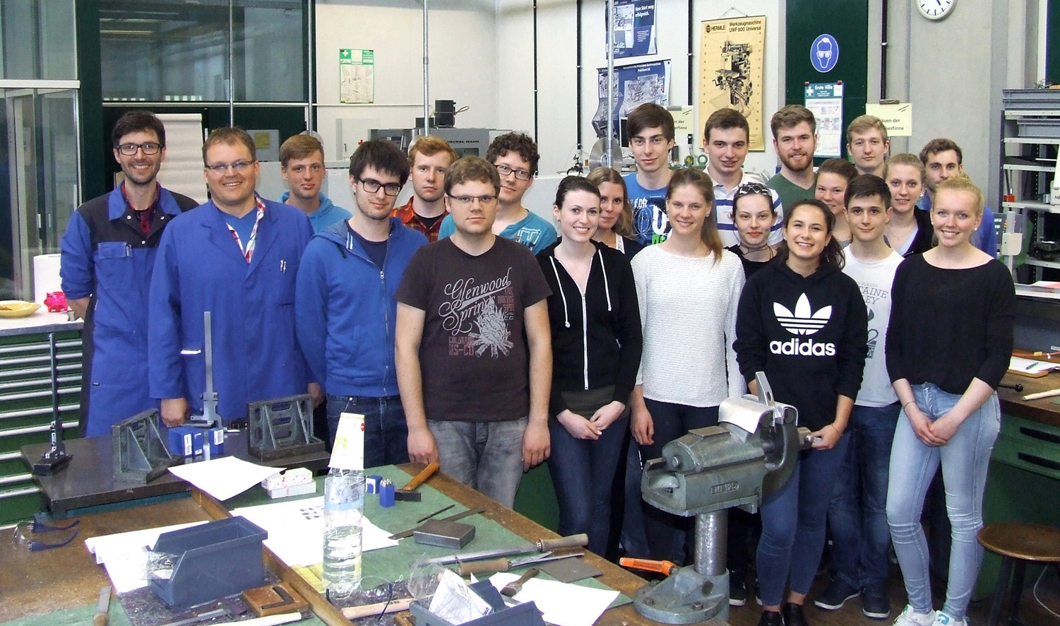 Studierende des Schnupperstudiums Orientierung Technik mit Betreuern.