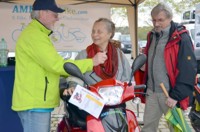 Fasziniert ließen sich die Besucher Modelle mit E-Antrieb vorstellen. Foto Tonya Schulz Fasziniert ließen sich die Besucher Modelle mit E-Antrieb vorstellen. Foto Tonya Schulz